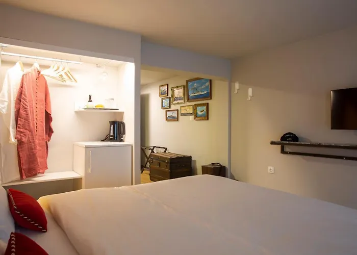 The Frogs_Guest House
